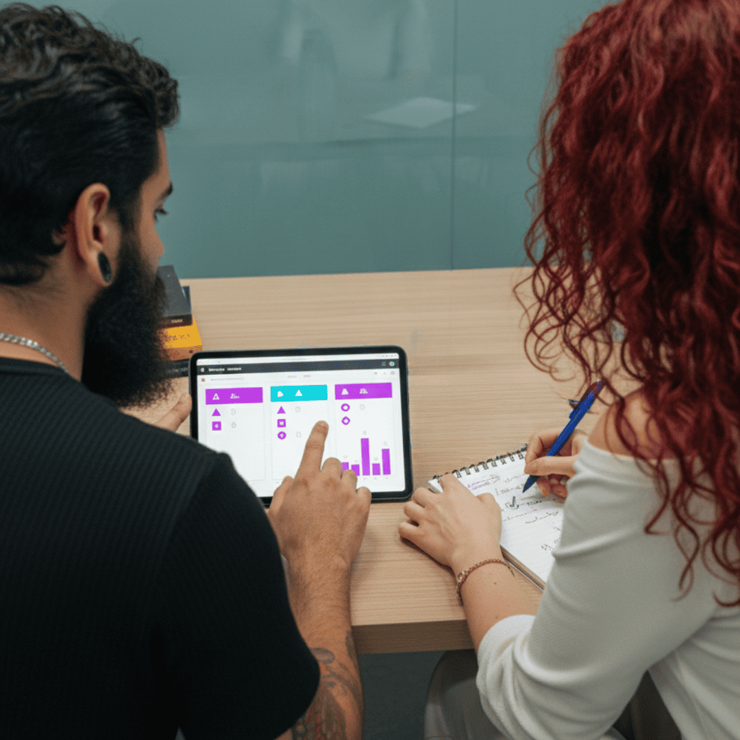 Execução - Time colaborando com tablet e análise de dados